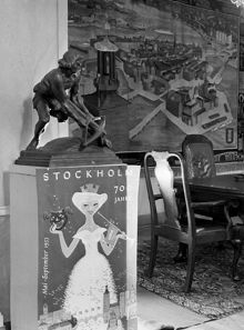 Västra Trädgårdsgatan 9, Stockholms Handelskammare. Affisch framtagen för Stockholms 700-års jubileum. Skulpturen Bågspännaren av konstnären Christian Eriksson