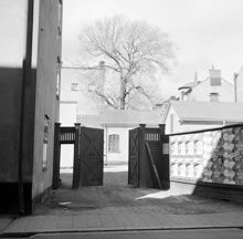 Kv. Vildsvinet, port mot gården, Storgatan 23