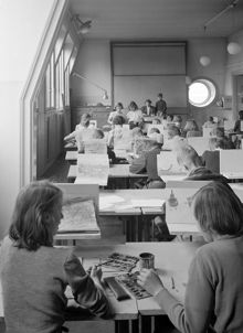 Teckningslektion i Nya Elementarskolan. Allmänt läroverk vid Slöjdgatan 2 med norra sidan mot Hötorget. Byggnaden revs 1953. Här finns numera Hötorgshallen från 1958