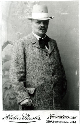 August Strindberg med hatt, rock och promenadkäpp