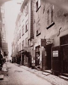 Kindstugatan från nr 8 och västerut.