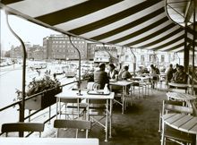 Restaurang Rotundan. Exteriör, terrassen. I bakgrunden skymtar bussterminalen vid Torsgatan. Bussar och trådbussar.