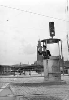 Tegelbacken mot Stadshuset. En trafikpolis i en kur