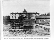 Manilla: Manilla från badhusbryggan med ekonomibyggnad och klapphus på Holmen