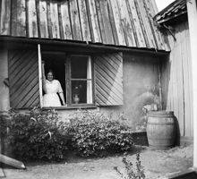 Fåfängan, Bergshyddan. Husets övre del, fönster mot öster. Inga Krogh i fönstret