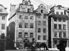 Stortorgets västra sida. På Schantzska huset sitter reklamskyltar för bl. a. Sophie Engstrands Pappers & Kontorsboksaffär