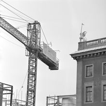 Brunkebergstorg, nordvästra hörnet. En skyltförsedd kran vid hörnet av Telestyrelsens hus