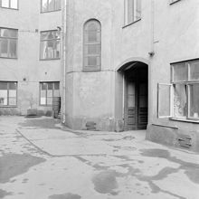Herkulesgatan 24 innan rivning. Innergårdens östra del och inkörsporten till garaget från gatan