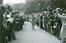 Segraren Harry Snell i Djurgårdsloppet på cykel 1942