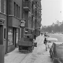 Snöplogning på trottoaren vid Valhallavägen 47