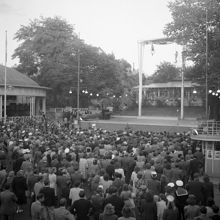 Gröna Lunds Tivoli.  Akrobater uppträder på lilla scenen