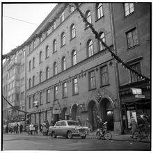Juldekorationer vid Nybrogatan 39 söderut