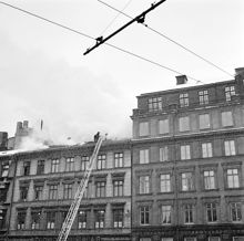 Släckningsarbete på taket till Arvid Nordquist HAB, Biblioteksgatan 27