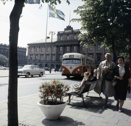 Bakom trafiken syns Kungliga slottet och Sofia Albertinas palats.