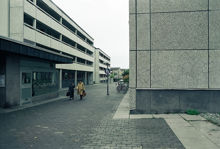 Portholmsgången i Skärholmens centrum. Till vänster ett servicehus och till höger gymnasiet.
