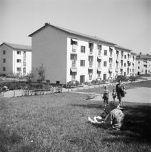 Gårdmiljö mellan flerbostadshus i Riksby.