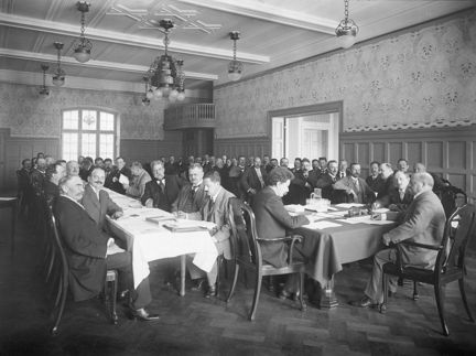 Dyrtidskongressen 1916. många personer sitter runt två långa bord