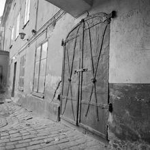 Skeppargatan 38, byggnad C. Järndörr under portvalv till hus D