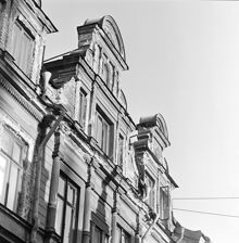 Parti av gatufasad till Brunnsgatan 28