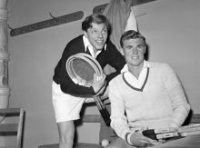 Grupporträtt av tennisspelarna Torben Ulrich och Frank Sedgman