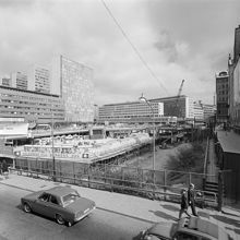 Barnens Dag firas på blivande plattan vid Sergels Torg. Vy österut från Drottninggatan 39