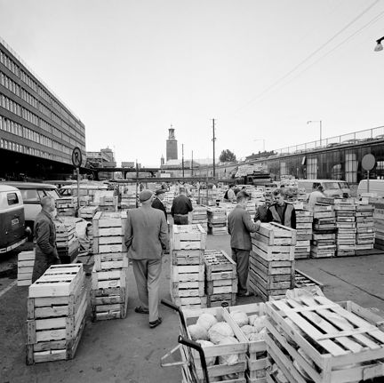 Handel vid Klarahallen. Vy söderut med Stadshuset i fonden.