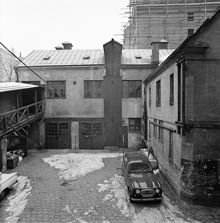 Gårdsinteriör med stallbyggnad. Inför rivning. Ringvägen 134