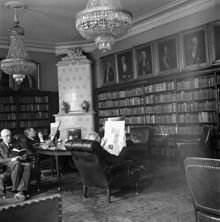 Stora Sällskapet jubilerar. Arsenalsgatan 7. Män läser tidningen i biblioteket