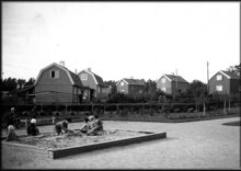 Barn i sandlådan vid Laduplan och kvarteret Hjälpsamheten i Pungpinan småstugeområde