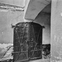 Skeppargatan 38, byggnad C. Järndörr under portvalv till hus D