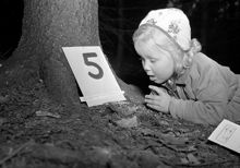 2,5-åriga Barbro går tipspromenad/viltstig kring Fiskartorpets friluftsgård