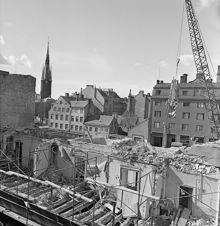 Kvarteret Wahrenberg under rivning, sett från Herkulesgatan mot Vattugatan. Klara kyrkas torn i fonden