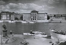 Skeppsbron: Till vänster Gustav III:s staty
