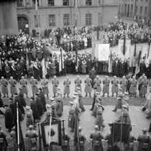 Gustav V:s begravning, 9 nov. 1950. Folksamling vid Slottsbacken