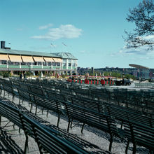 Skansen; vy från parkbänkarna vid Sollidenscenen mot Sollidens restaurang. Skansentåget åker förbi