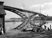 Västerbron söderut från Smedsudden mot Långholmen. Högalidkyrkans torn i fonden