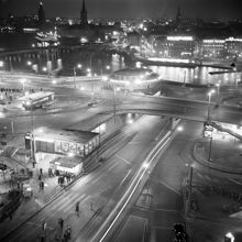 Vy över Slussen mot nordväst. Ingen biltrafik syns eftersom att privat bilkörning var förbjuden lördag kväll till måndag morgon på grund av Suezkrisen.