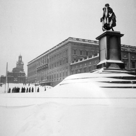 Skeppsbron med Gustav III:s staty. Storkyrkan och slottet i bakgrunden