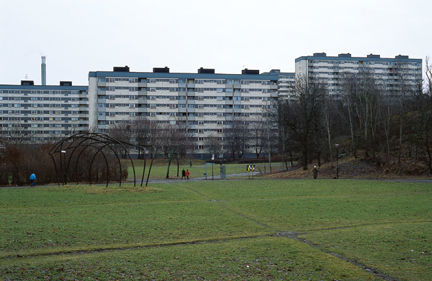Bakgård med cyklar, uteplats och blomkrukor