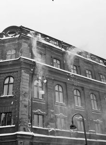 Jakobsgatan 30/ Karduansmakargatan 15/ Klara Södra Kyrkogata 3. Snöskottning från hustaket