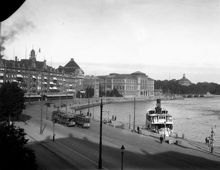 Södra Blasieholmshamnen österut. Grand Hotell och Nationalmuseum