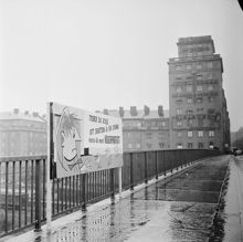 Sankt Eriksbron. Högerns valaffisch. Vy mot Norra sidan av bron. (Sankt Eriksgatan 65, kv. Porslinsbruket)