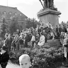 Folksamling runt Karl XIII:s staty i Kungsträdgården