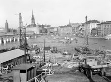 Vid Järnvägsbron t.v. byggs Centralbron som en fortsättning på trafikleden genom Söderledstunneln. Från Sjöbergsplan byggs bron för tunnelbanan norrut mot Gamla Stan