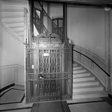 Karlaplan 10, hissen i trapphuset