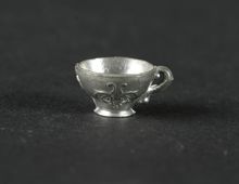 Dockskåpsinventarie; kaffekopp