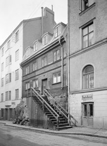 Brännkyrkagatan 32 före rivning. En trätrappa leder upp till porten