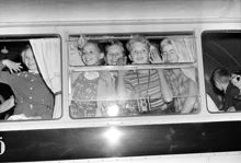 Sommarbarn som varit på landet återvänder till Stockholm