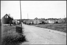 Lugna gatan från Trohetsvägen mot nordväst i Pungpinans småstugeområde