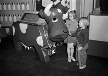 Kungsgatan 18, Kungshallen. Lantbruksveckans utställning "Från gröda till föda". Flickorna Ingalilla Nilsson och Annmargret Törnblom vid MC-kon/ Mjölkcentralens ko (numera Arlakon)